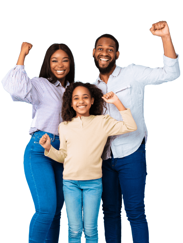 Una familia de tres alegremente levanta sus brazos juntos, celebrando un momento de felicidad y unidad.